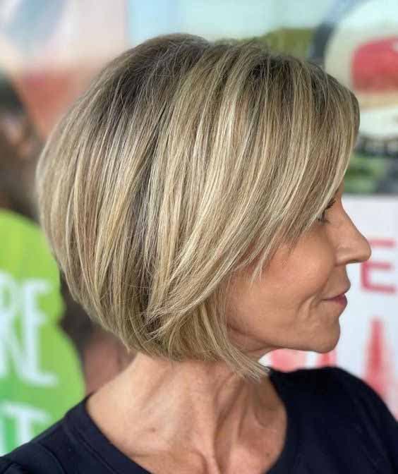 Carré blond doux avec des mèches dégradées Carré blond doux avec des mèches dégradées