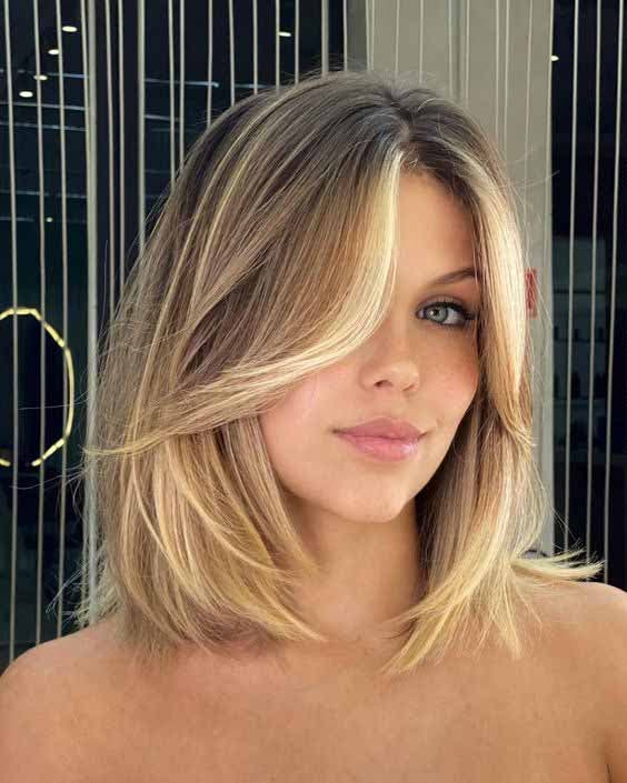 Carré long avec un balayage blond Carré long avec un balayage blond