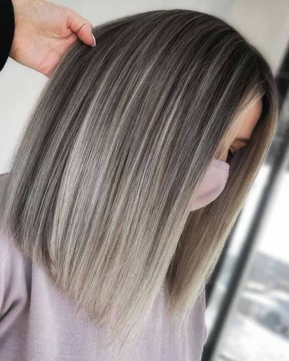 Carré long droit sur cheveux cendrés Carré long droit sur cheveux cendrés