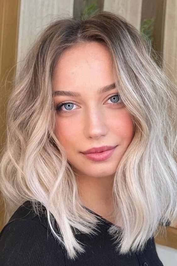 Carré long wavy sur cheveux blonds Carré long wavy sur cheveux blonds