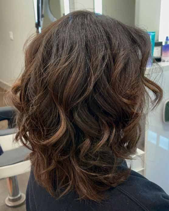 Carré sombre sur cheveux ondulés Carré sombre sur cheveux ondulés