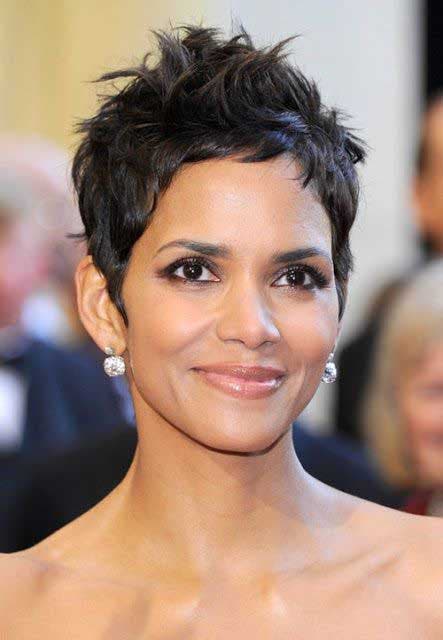 Coupe courte décontractée de Halle Berry Coupe courte décontractée de Halle Berry