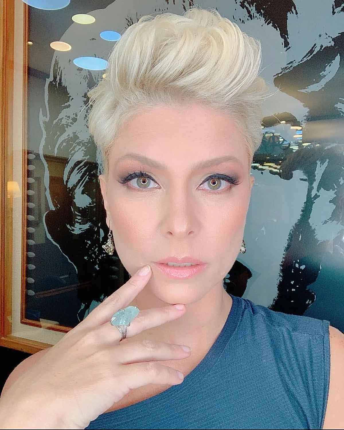 Coupe pixie avec un style pompadour Coupe pixie avec un style pompadour