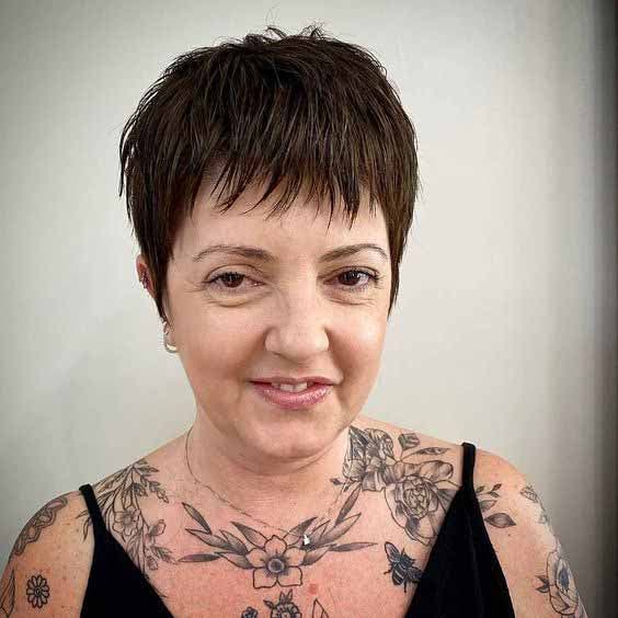 Coupe pixie ébouriffée pour les femmes de plus de 40 ans Coupe pixie ébouriffée pour les femmes de plus de 40 ans