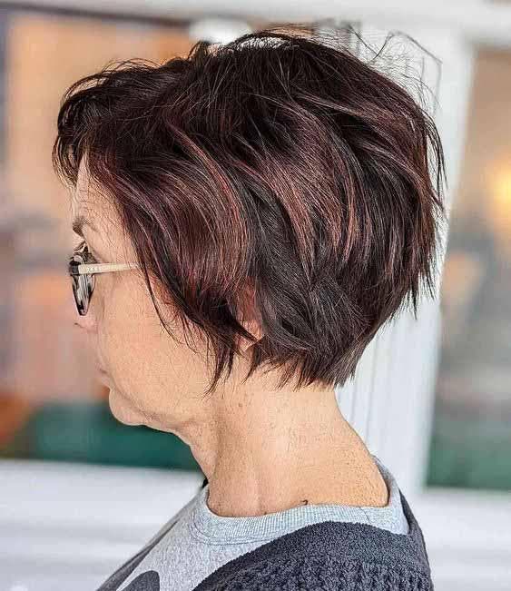 Coupe pixie longue avec balayage brun Coupe pixie longue avec balayage brun