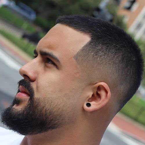 Dégradé à blanc bas avec une coupe buzz Dégradé à blanc bas avec une coupe buzz