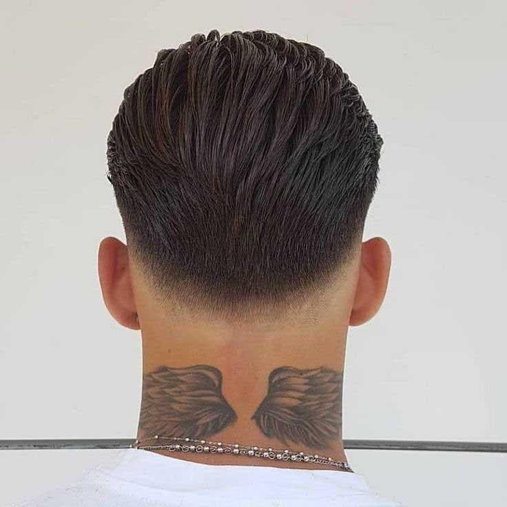 Dégradé bas à blanc avec coiffure plaquée en arrière Dégradé bas à blanc avec coiffure plaquée en arrière