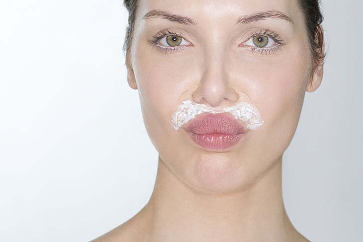 Epilation de la moustache avec une crème dépilatoire. source : spm Epilation de la moustache avec une crème dépilatoire. source : spm