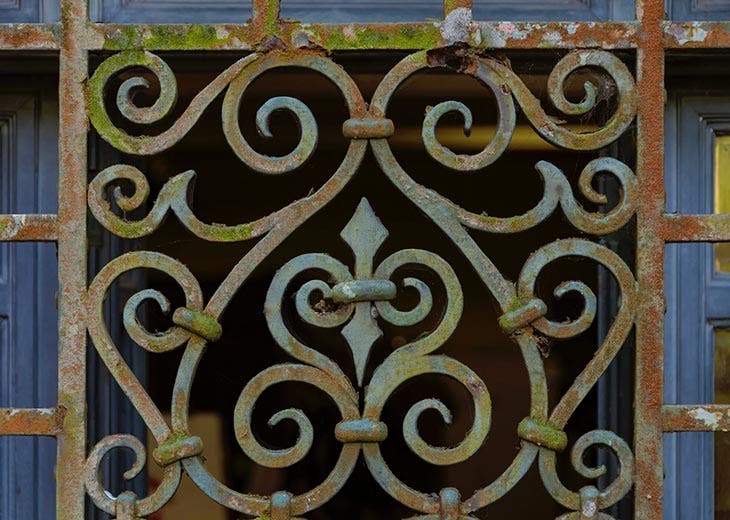 Grille de fenêtre rouillée. source : spm