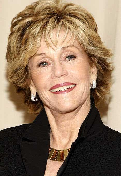 Jane Fonda avec ses cheveux courts dégradés et coiffés vers l'extérieur Jane Fonda avec ses cheveux courts dégradés et coiffés vers l'extérieur