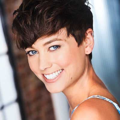 Lizzy McGroder et ses cheveux courts dégradés Lizzy McGroder et ses cheveux courts dégradés