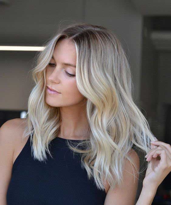 Mélange de blond et racines ombrées Mélange de blond et racines ombrées