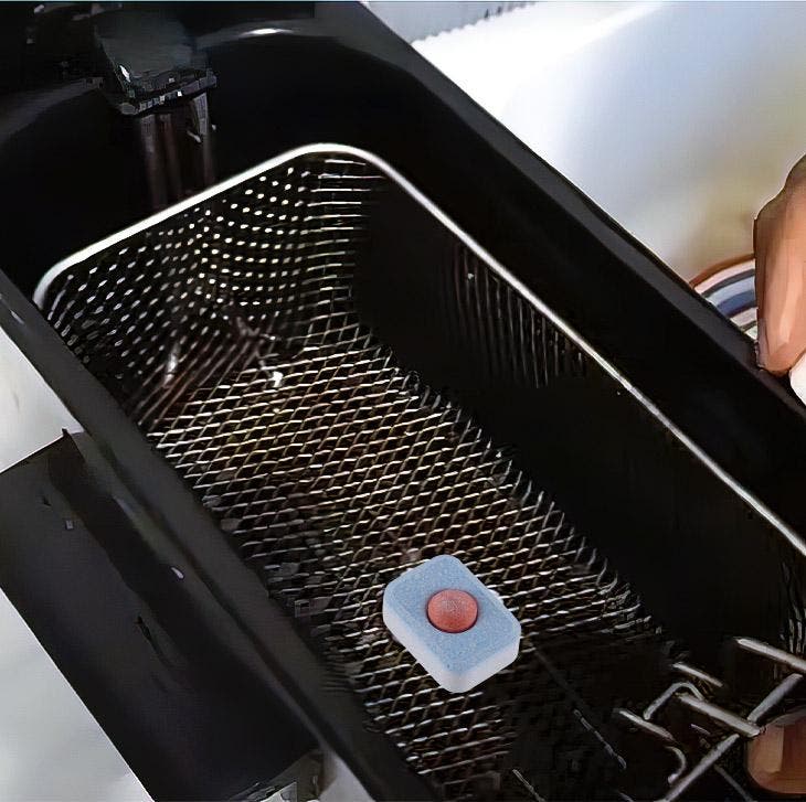 Nettoyer la friteuse avec une pastille pour lave-vaisselle Nettoyer la friteuse avec une pastille pour lave-vaisselle