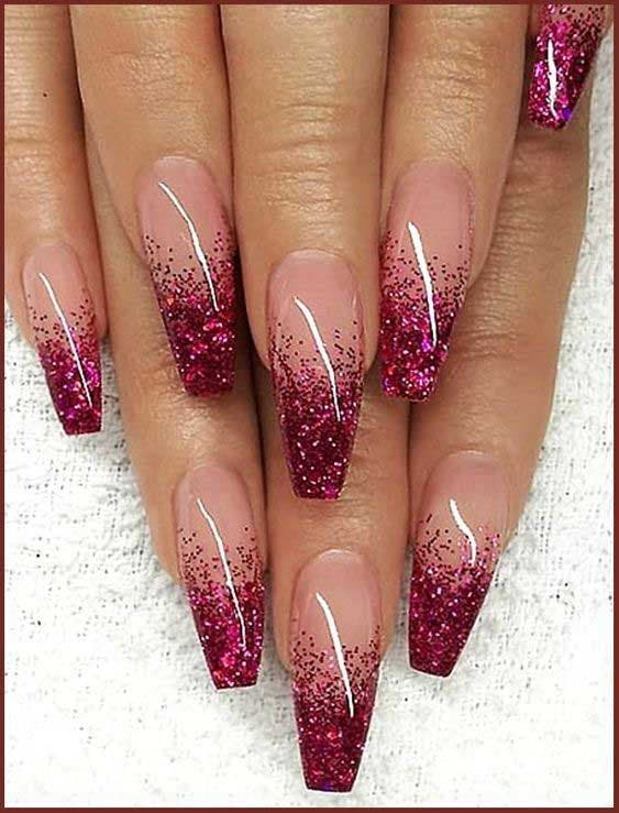 Ongles cercueil avec french manucure pailletée Ongles cercueil avec french manucure pailletée