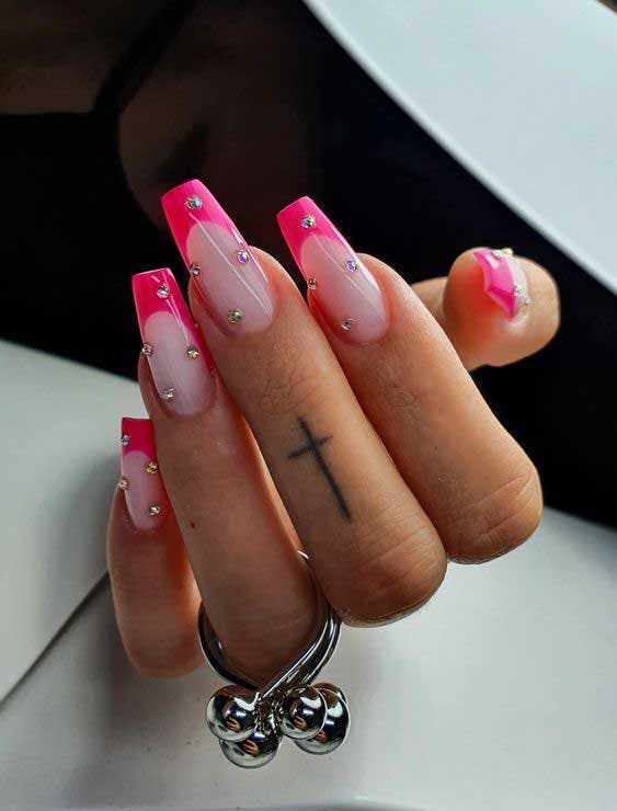 Ongles cercueil avec french manucure rose classique Ongles cercueil avec french manucure rose classique