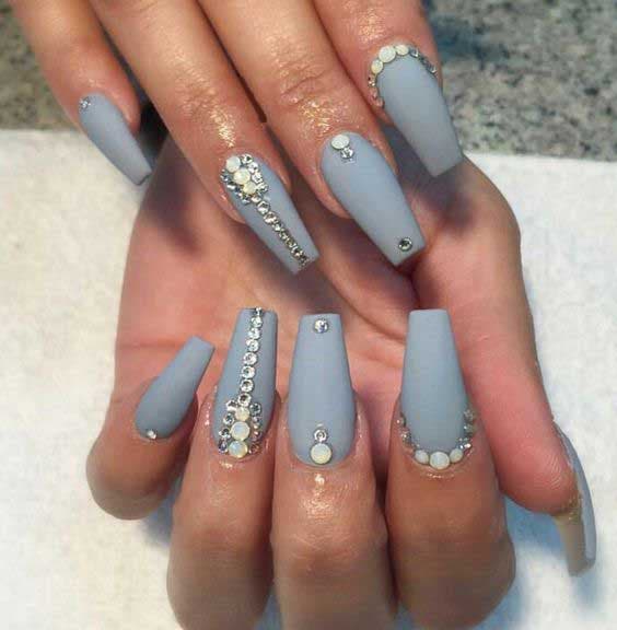Ongles cercueil bleus avec strass Ongles cercueil bleus avec strass