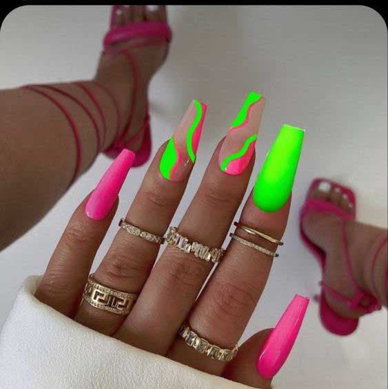 Ongles cercueil mats rose vif et vert Ongles cercueil mats rose vif et vert
