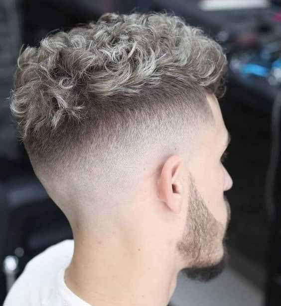 Permanente pour homme avec mèches blondes Permanente pour homme avec mèches blondes
