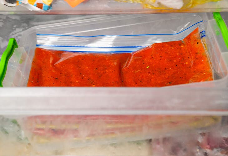 Placez les sacs de congélation de la soupe au congélateur Placez les sacs de congélation de la soupe au congélateur