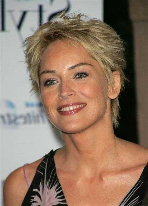 Sharon Stone avec sa coupe courte décontractée Sharon Stone avec sa coupe courte décontractée