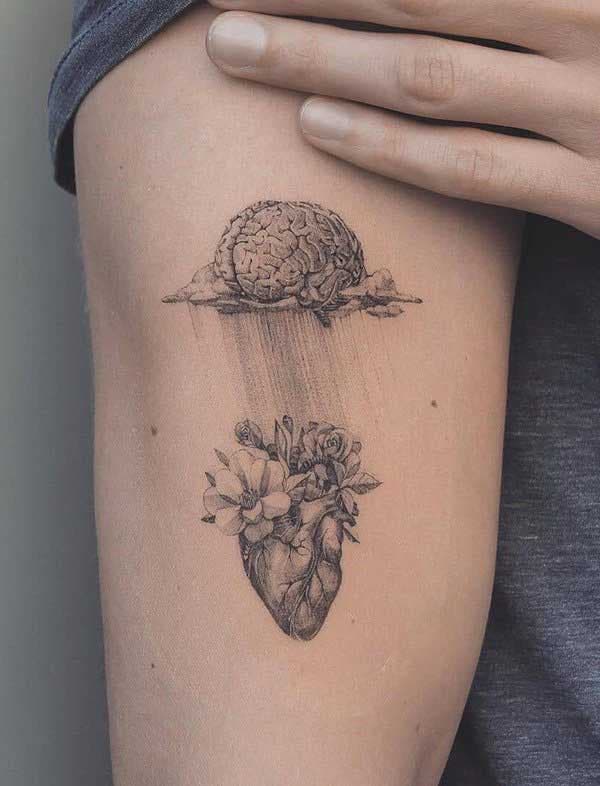 Tatouage anatomique du cœur et du cerveau Tatouage anatomique du cœur et du cerveau