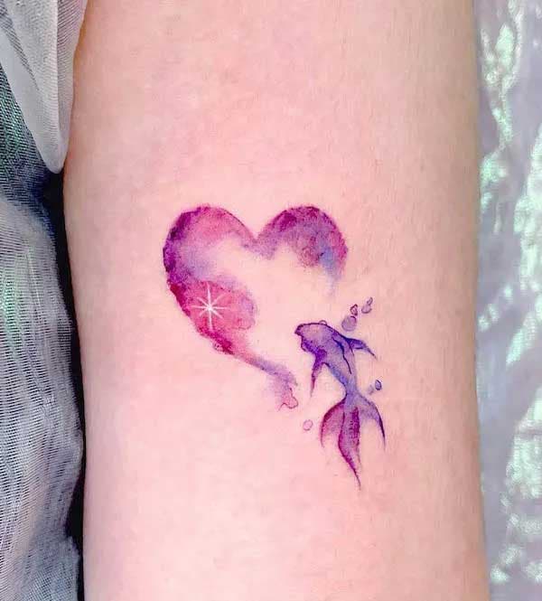 Tatouage aquarelle d’un poisson et d’un cœur Tatouage aquarelle d’un poisson et d’un cœur