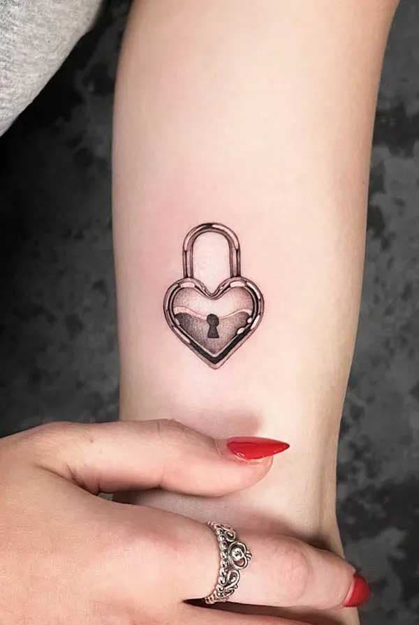 Tatouage cadenas en forme de cœur Tatouage cadenas en forme de cœur