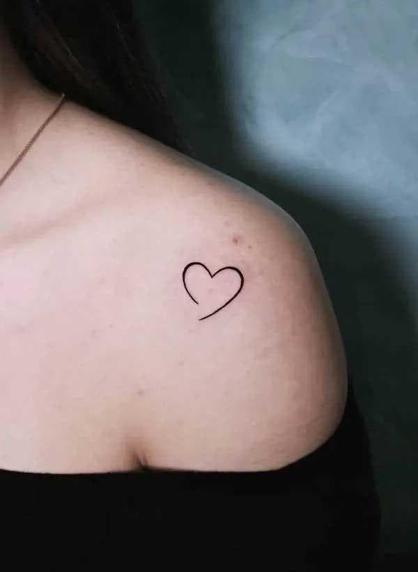 Tatouage coeur au contour fin sur l’épaule Tatouage coeur au contour fin sur l’épaule