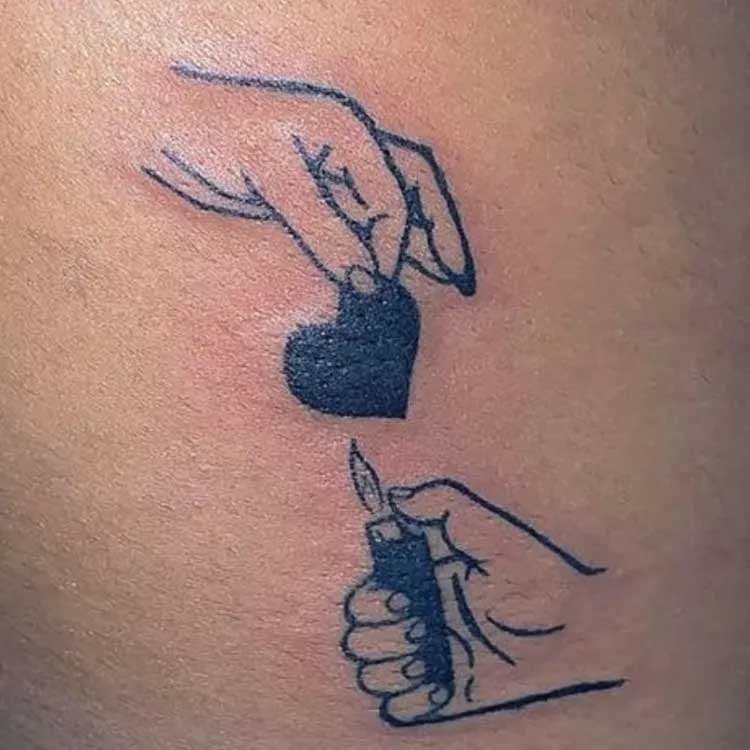 Tatouage cœur au-dessus d'une flamme Tatouage cœur au-dessus d'une flamme