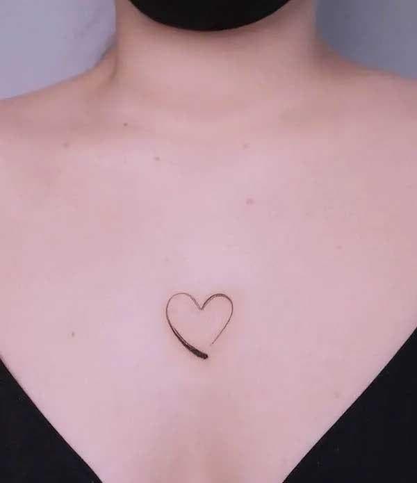Tatouage coeur au milieu de la poitrine Tatouage coeur au milieu de la poitrine