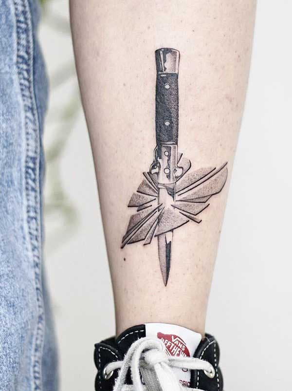 Tatouage de cœur brisé avec un couteau Tatouage de cœur brisé avec un couteau