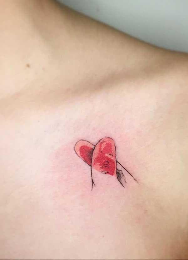 Tatouage de cœur créatif avec des doigts Tatouage de cœur créatif avec des doigts