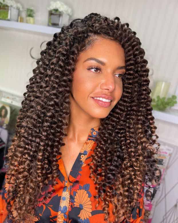 Tresses au crochet avec mèches sur cheveux longs bouclés Tresses au crochet avec mèches sur cheveux longs bouclés