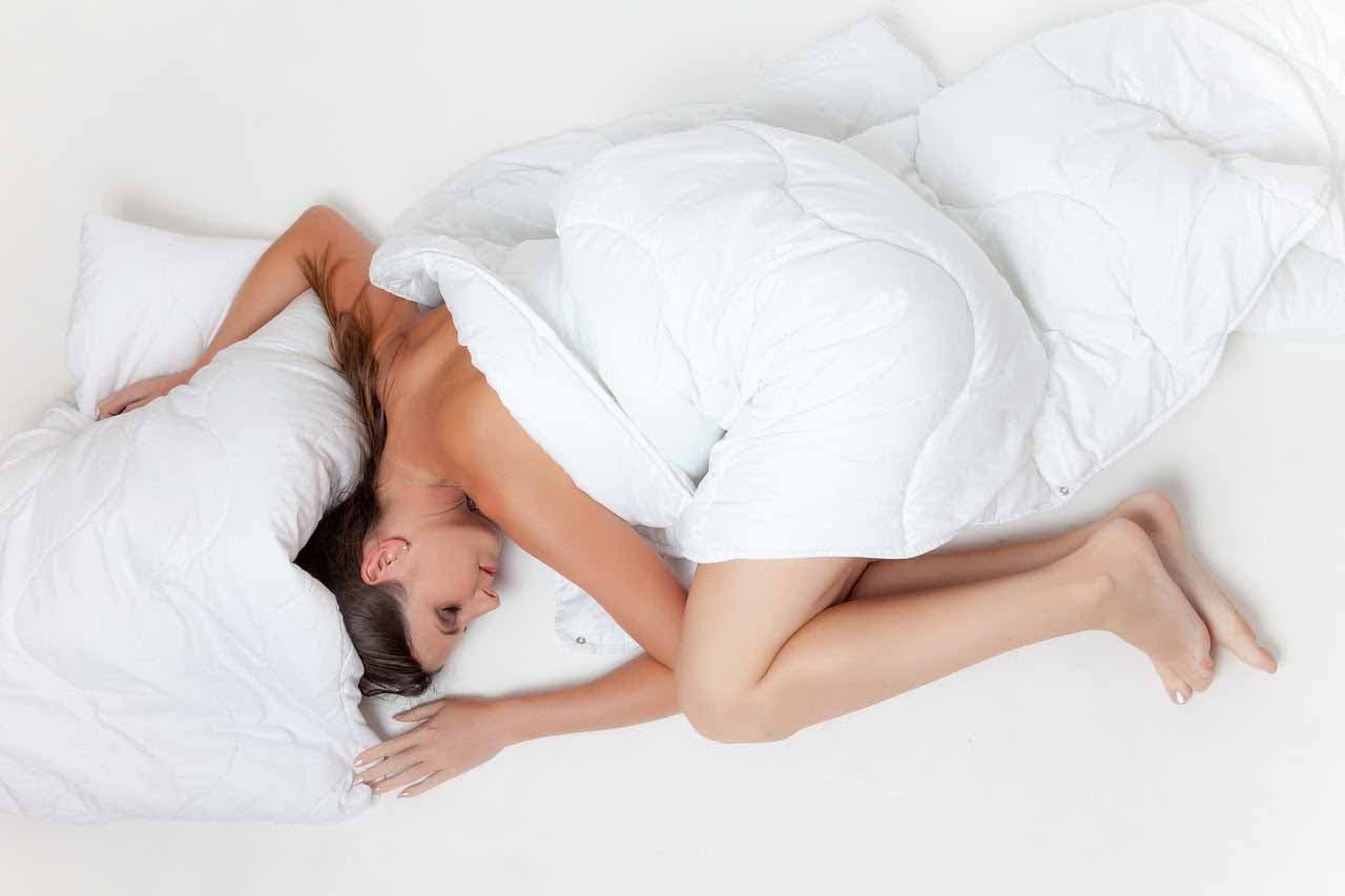 Une personne qui dort dans un lit Une personne qui dort dans un lit