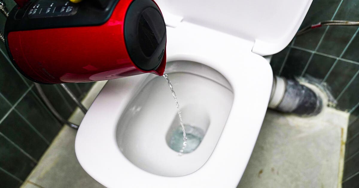 Verser de l’eau chaude dans les toilettes Verser de l’eau chaude dans les toilettes