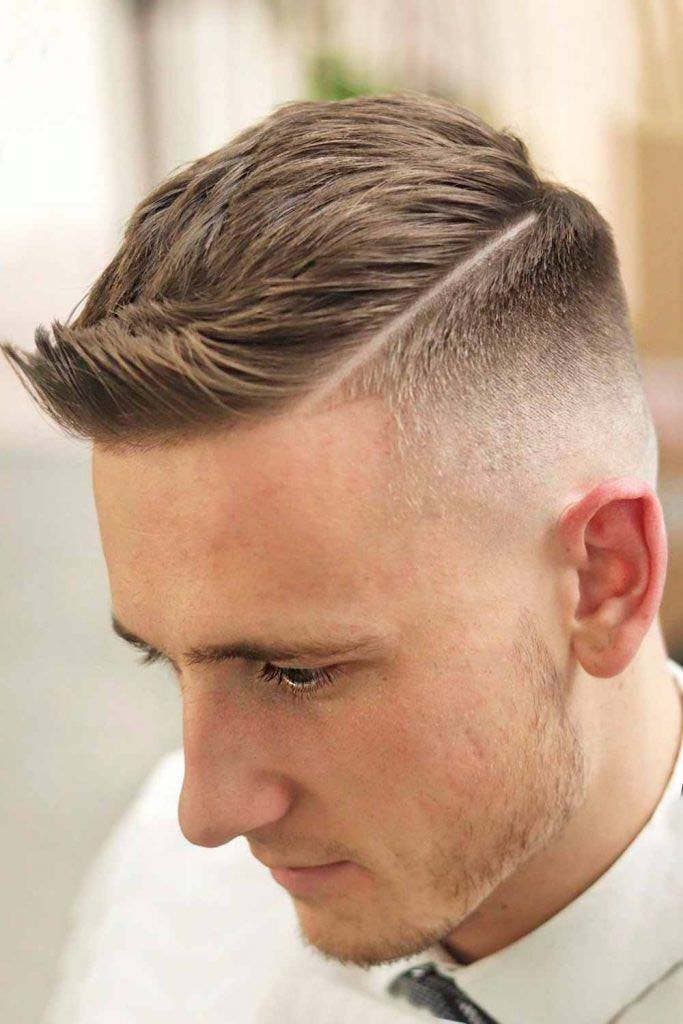 Style undercut lissé et ligne latérale prononcée Style undercut lissé et ligne latérale prononcée