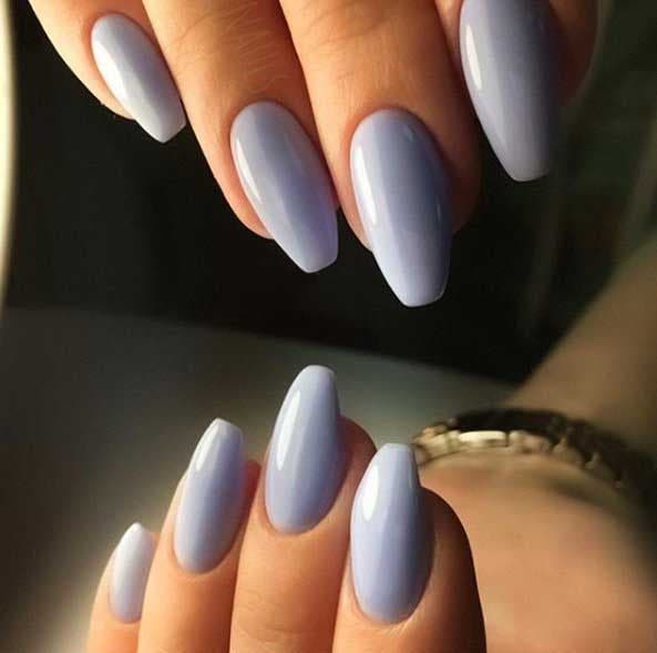 Vernis couleur lilas sur des ongles ballerines Vernis couleur lilas sur des ongles ballerines