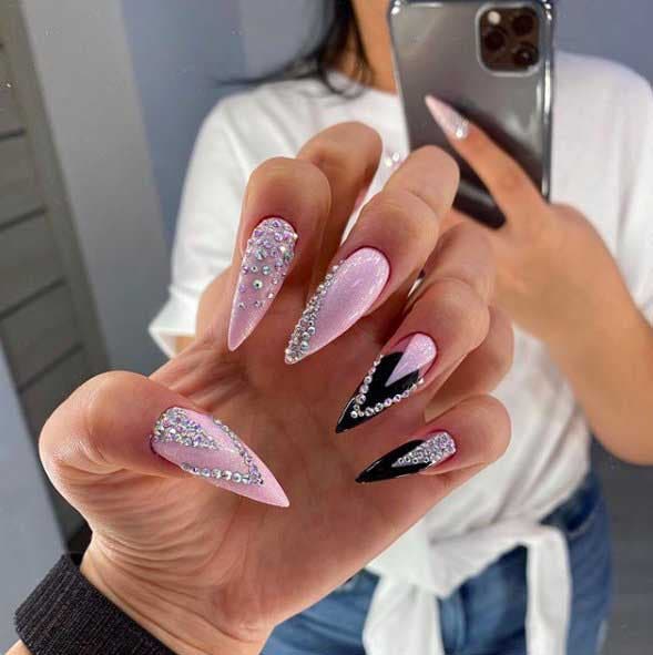 Ongles pointus roses et noirs avec des strass Ongles pointus roses et noirs avec des strass