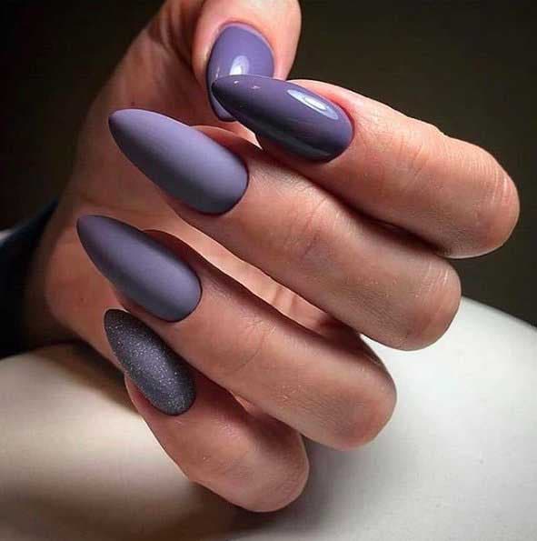 Ongles longs en violet mat Ongles longs en violet mat
