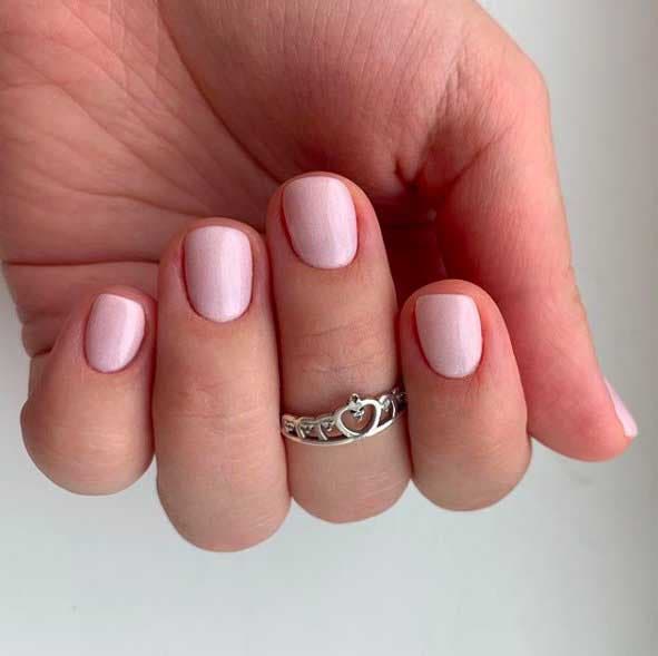 Ongles courts avec vernis à ongles neutre Ongles courts avec vernis à ongles neutre