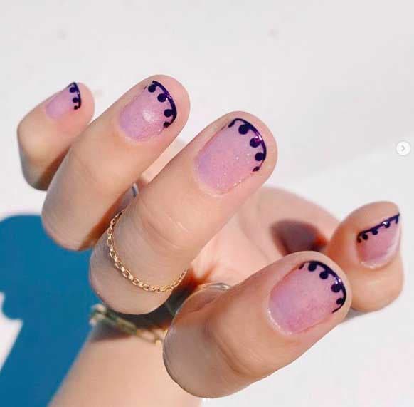 French manucure avec un trait sombre, des points et des paillettes French manucure avec un trait sombre, des points et des paillettes