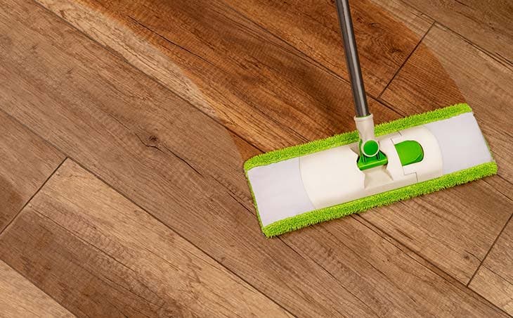 Nettoyer un parquet 