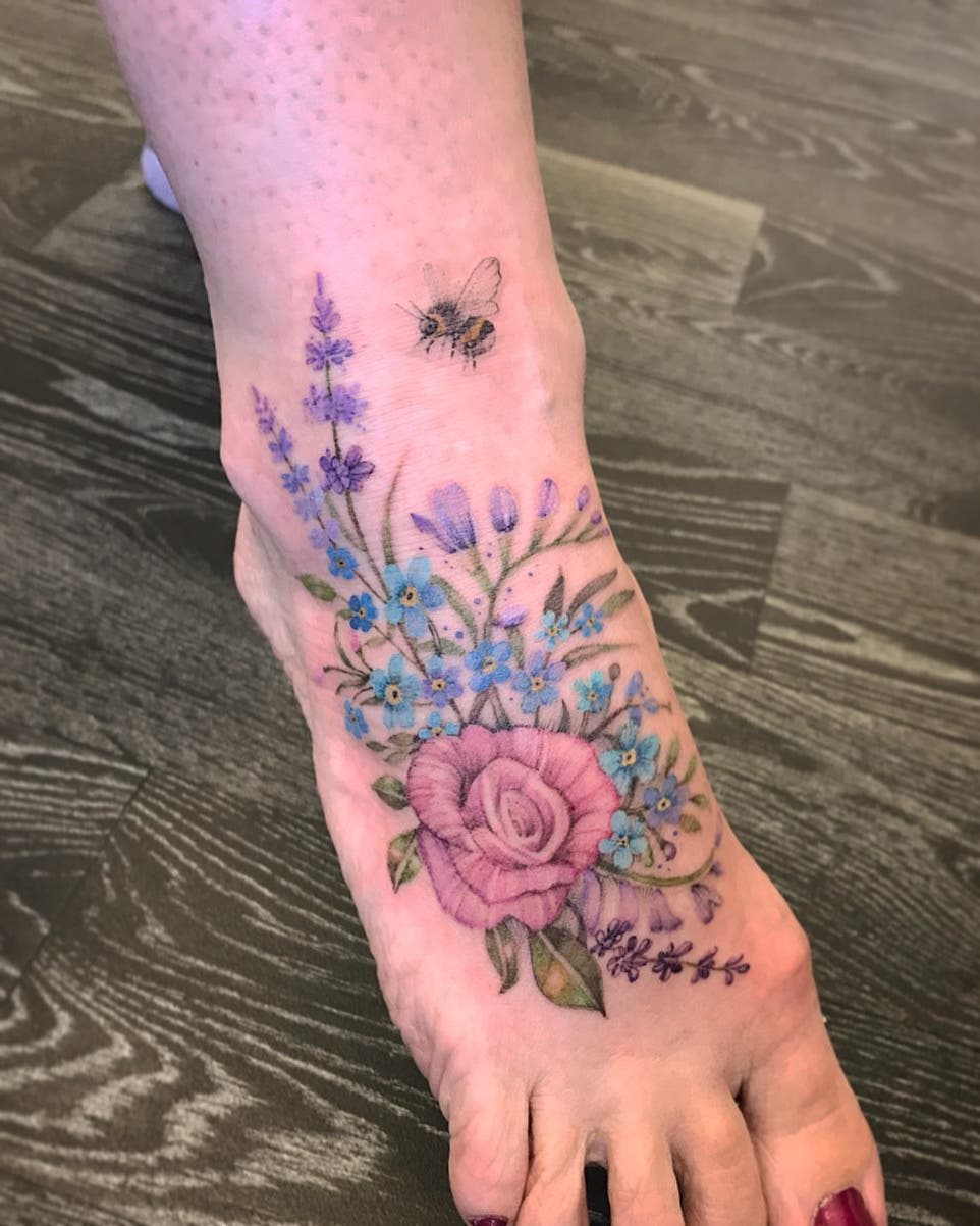Tatouages de fleurs sur le pied Tatouages de fleurs sur le pied
